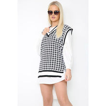 Load image into Gallery viewer, V Neck Sleeveless Jumper
